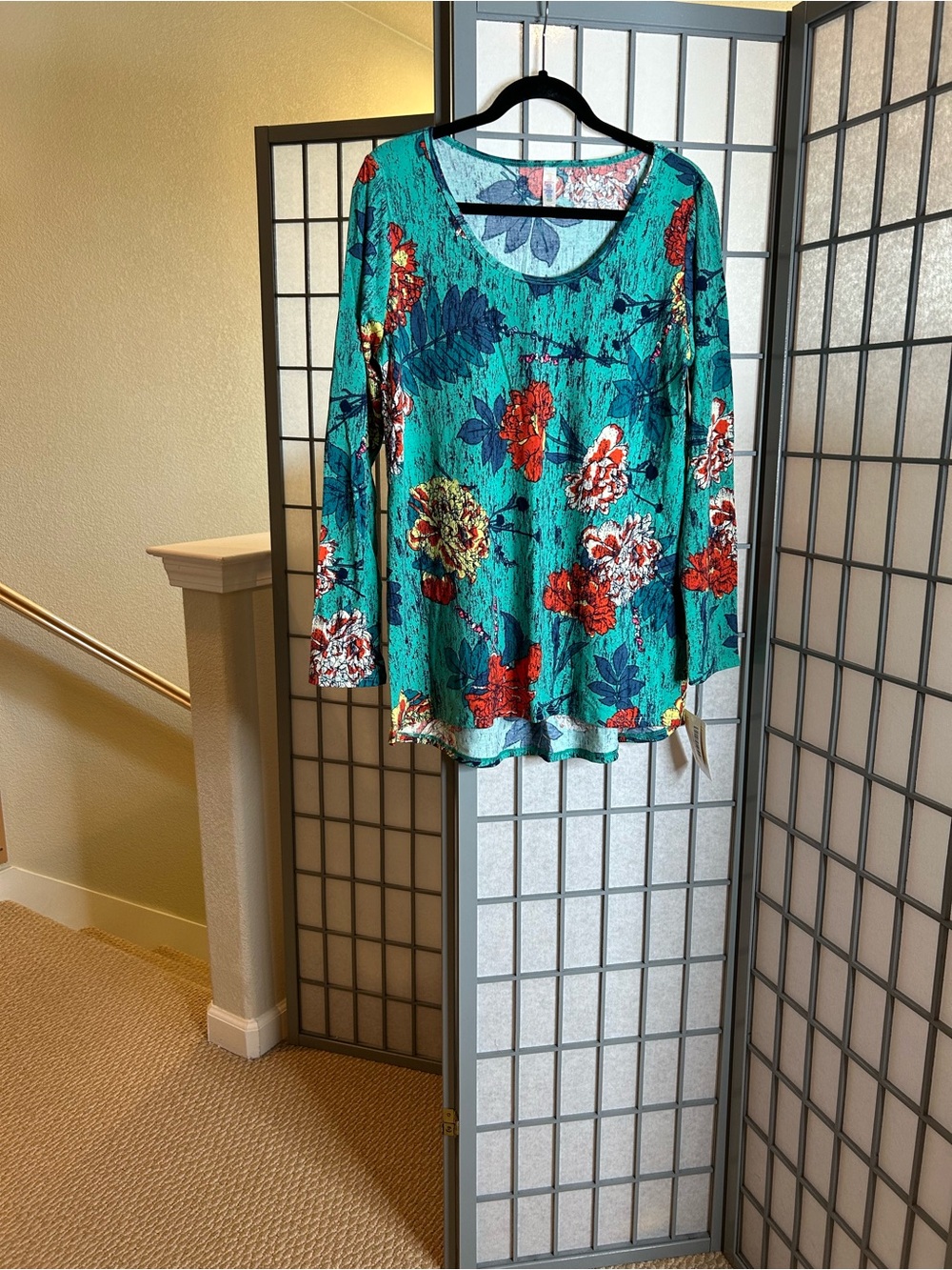 NWT LuLaRoe Lynnae Green Floral Long Sleeve Scoop Neck Top